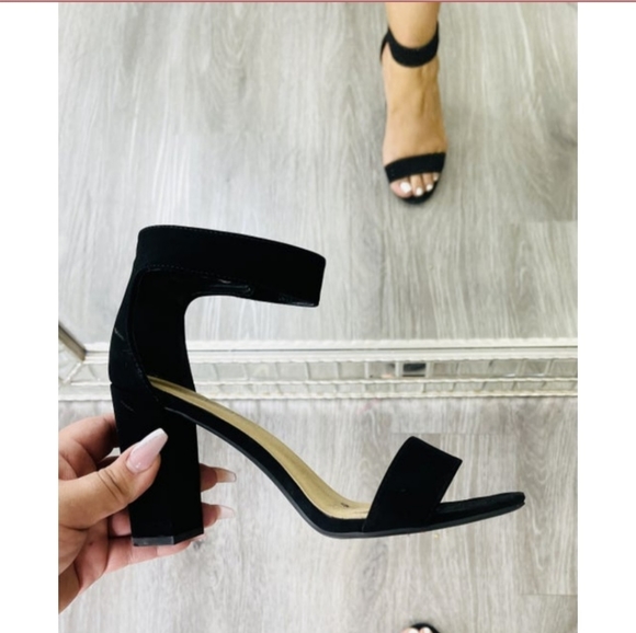 7.5 black heels with Ankle Strap - Picture 2 of 3